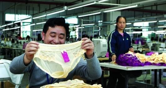 實(shí)拍制造“女性用品”的男性民工:看多了不覺尷尬