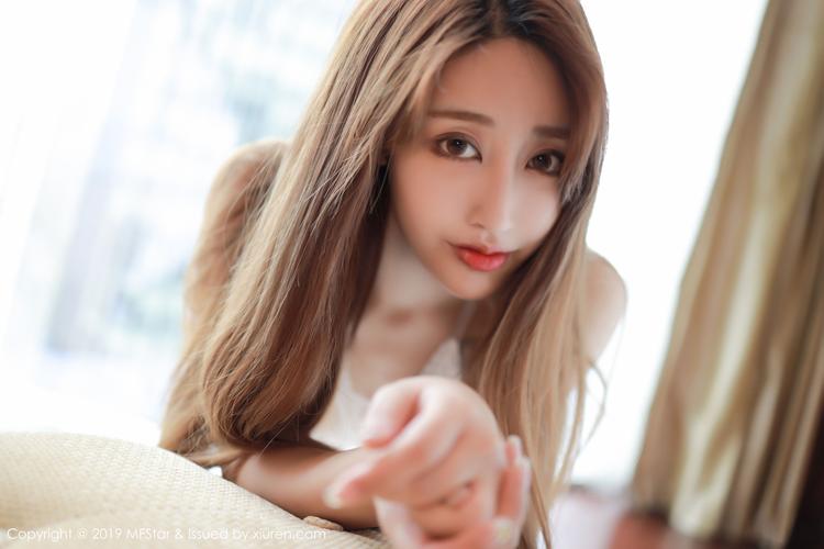 95后美女林子欣真空薄透鏤空內(nèi)衣如雪般肌膚嬌軀